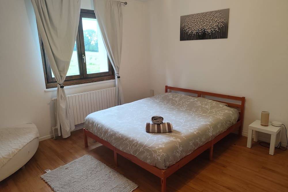Apartamento entero, Large apartment in the center of a small village near communications, in Etaux, Region Bonneville
