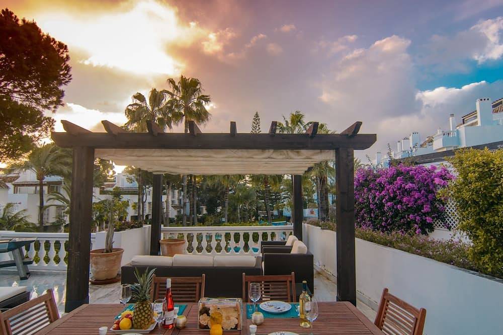 Entire apartment, Beachfront Luxury Apartment 3-Bed Oasis with 75m² Terrace in Elviria in Marbella East, Marbella