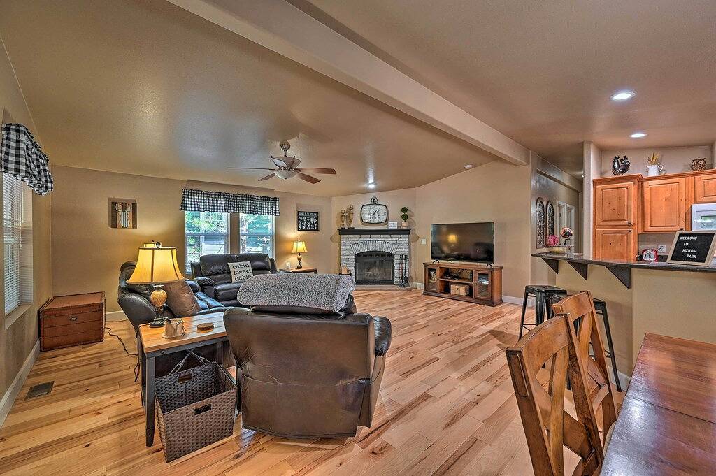 Near Hiking: Munds Park Cabin w/ Deck & Yard in Munds Park, Oak Creek Canyon