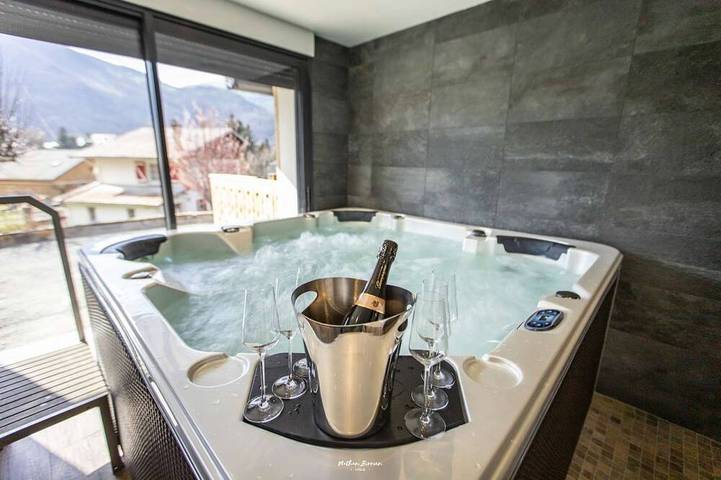 Appartement de vacances pour 4 personnes, avec jardin ainsi que balcon et jacuzzi dans les Pyrénées