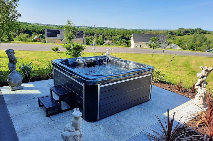 Vacation rental for 6 people, with hot tub and yard as well as terrace in County Cavan