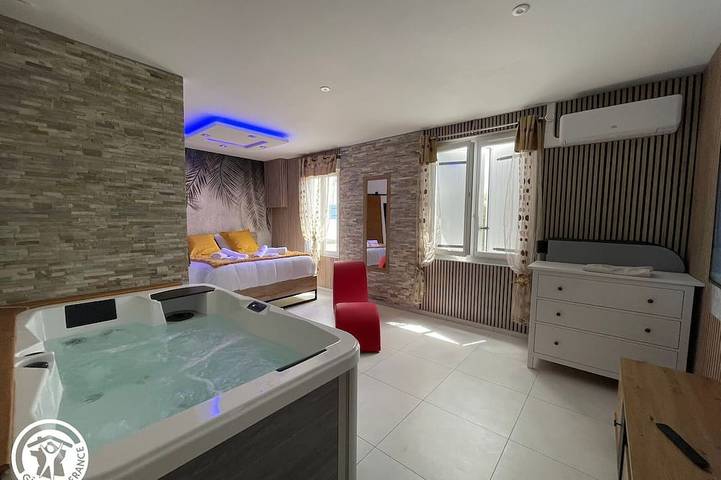 Gîte pour 2 personnes, avec Jacuzzi ainsi que Terrasse et Jardin