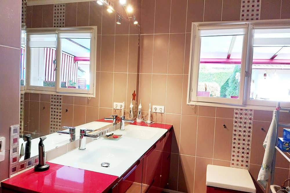 Between beach and cycle path, comfortable house, small dogs allowed. in Lanton, Region de Arcachon