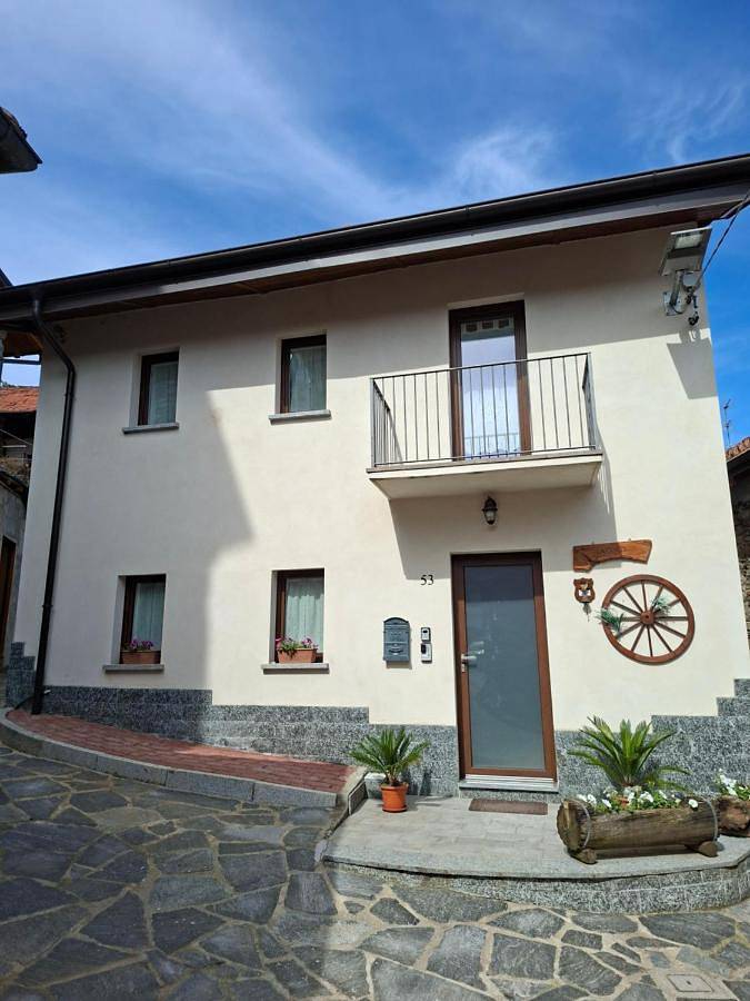 Location de vacances pour 5 personnes, avec jardin, animaux acceptés à Brovello-Carpugnino
