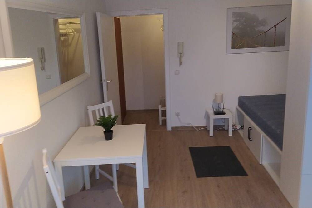 Ganze Wohnung, Appartement ohne Balkon, rechts im 3.Og - Frisch renovierte Appartements in Mönchengladbach, Niederrhein