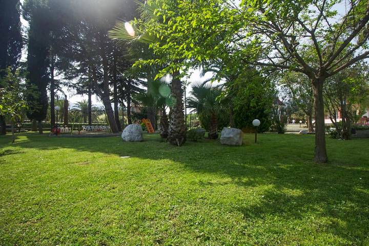 Gîte pour 4 personnes, avec Balcon et Terrasse ainsi que Jardin et Bassin pour enfant à Loano - 4