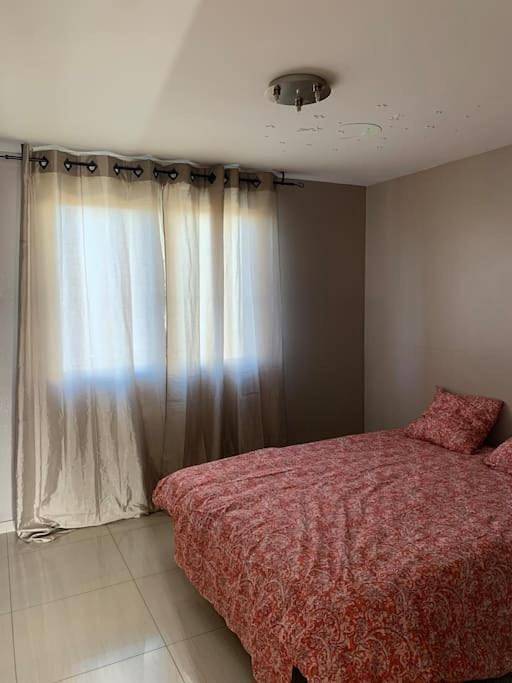 Appartement entier, Two-Bedroom Apartment in Aulnay-sous-Bois, Seine-Saint-Denis