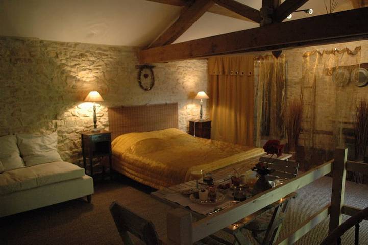 Ecurie transformée en gîte romantique, au domaine Le Nid des Oiseaux in Cubjac-Auvézère-Val d'Ans, Périgord Blanc