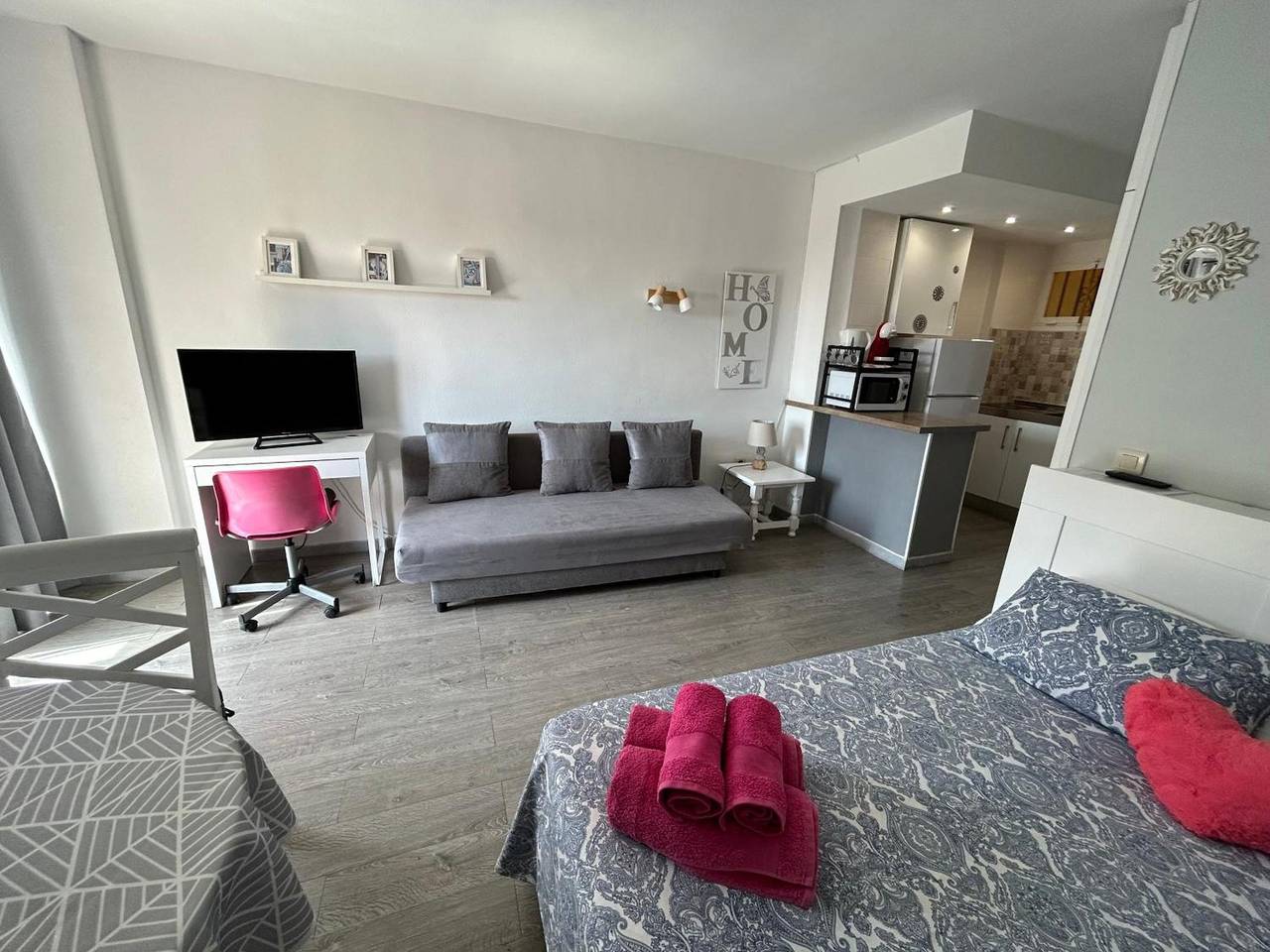 Apartamento entero, Apartamento 'Minerva701' con vistas al mar, Wi-Fi y aire acondicionado in Benalmádena Costa, Benalmádena
