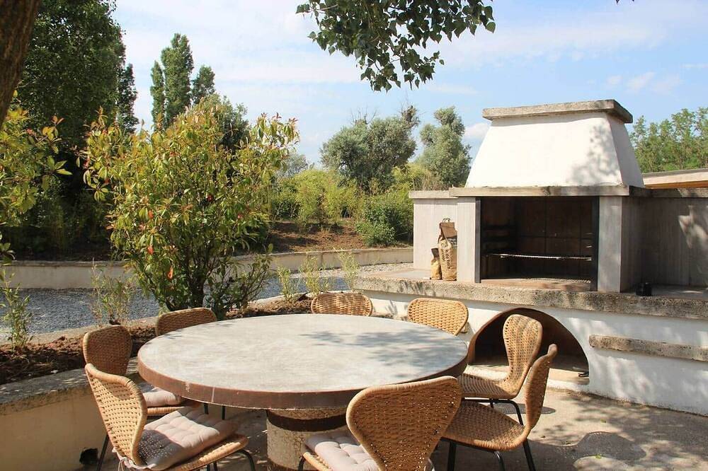 Entire apartment, Maison Gigi at Domaine de la Myrtille in Pertuis, Parc naturel régional du Luberon