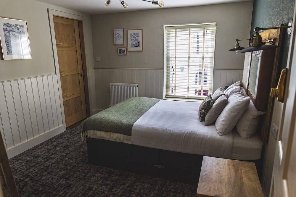 19th century Inn with luxury accommodation & free breakfast in River (Kent), Kent