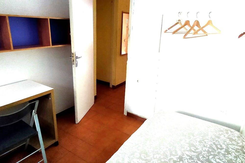Geheel appartement, Private room (1) near the University with large terrace of 150 m2.  in Barcelona, Barcelonès