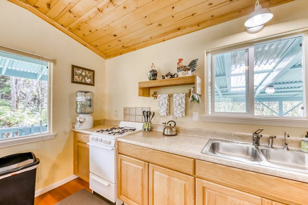 Charmantes Zuhause mit Holzofen - 10 Minuten von den Hawaii Volcanoes National Park! in Royal Hawaiian Estates, Fern Forest