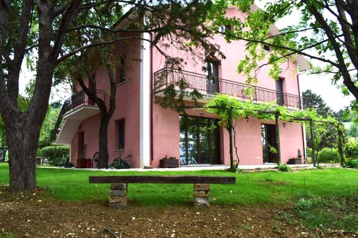 Casa vacanza per 2 persone, con Terrazza e Giardino nonché Panorama a Castelraimondo