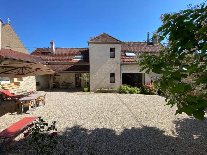 Gîte pour 12 personnes, avec jardin et vue, animaux acceptés à Villaines-les-Prévôtes