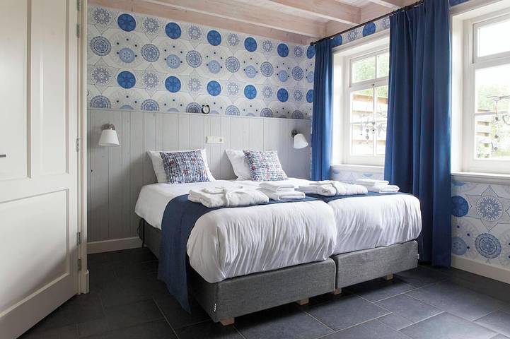 Have a unique experience in the Boerderijkamer with private outdoor hot tub , breathtaking views and comfortable amenities. Enjoy a carefree stay with fresh rolls and delicious coffee every day and explore the surrounding area, the beach, Callantsoog in Mar del Norte Holanda