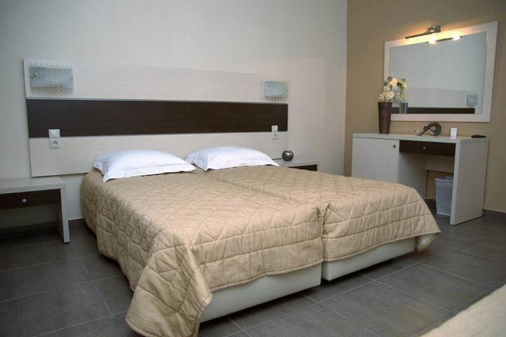 Gîte pour 2 personnes, avec vue et bassin pour enfant ainsi que jardin et piscine dans Stavros - 4