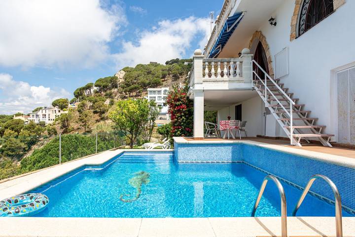 Villa 'Tresa' con vistas panorámicas al mar, piscina privada in Roca Grossa, Lloret de Mar