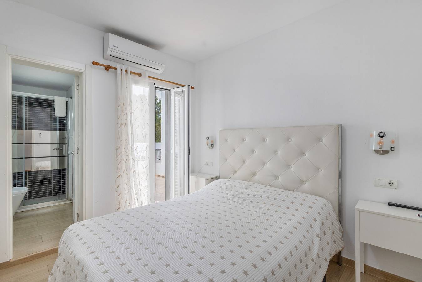 Chambre 'Doble - 4' avec vue montagne, Wi-Fi et climatisation in Platja es Figueral, Santa Eulària des Riu