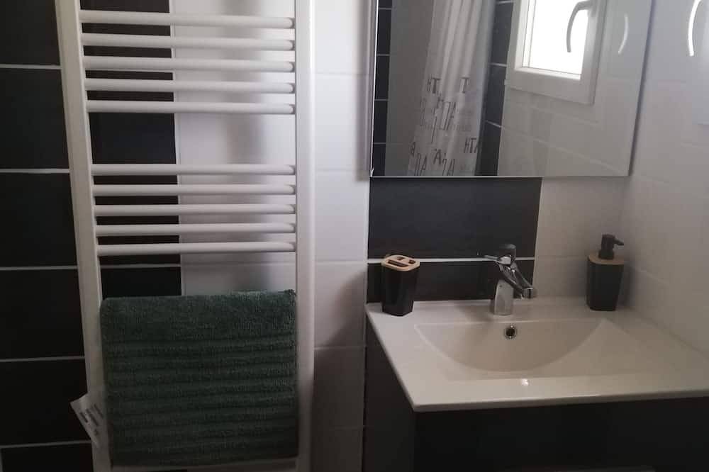 Appartement entier, Appartement entierement a neuf,  equipement neuf in Chusclan, Région de Nîmes