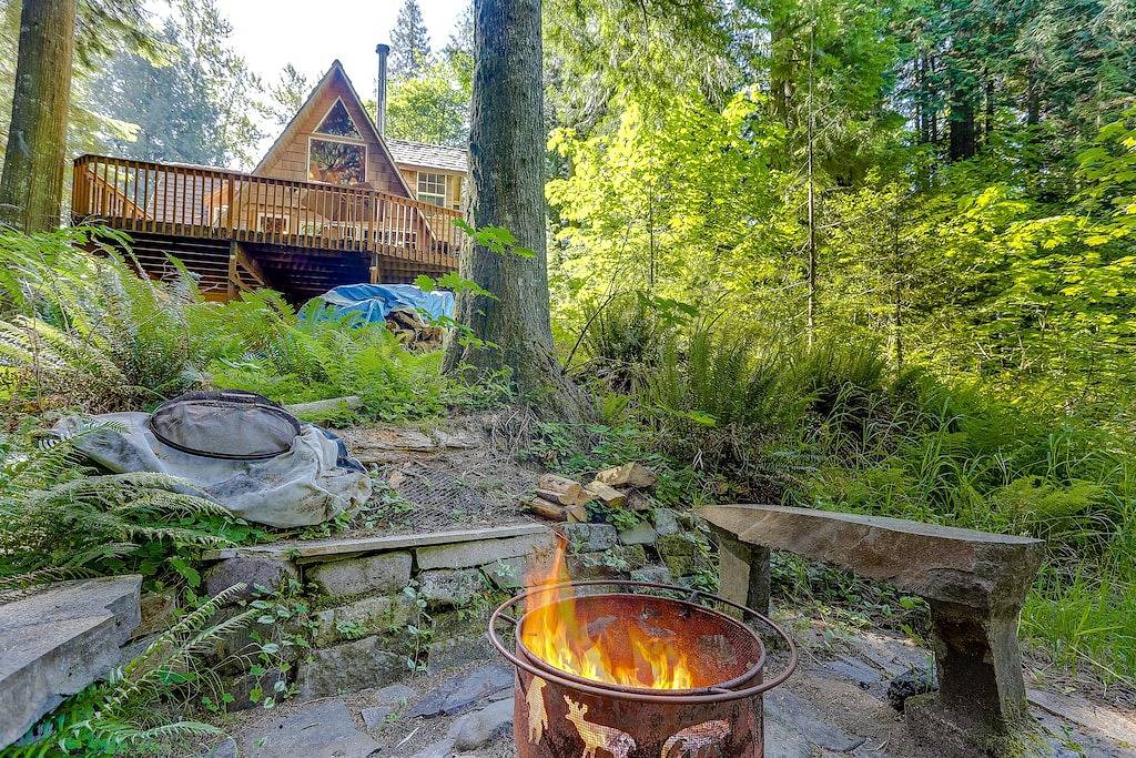 Klassischer Waterfront A-Frame mit voll ausgestatteter Küche und großem Deck - in der Nähe des Skisports! in Welches, Mount Hood