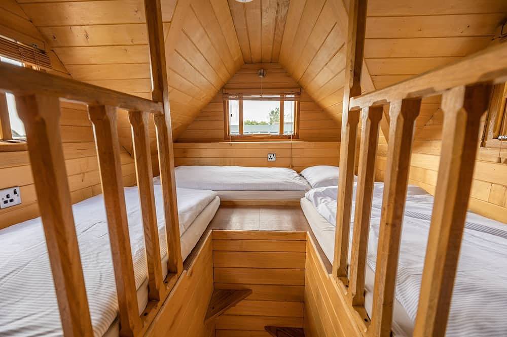 Tinywood One, dog friendly with hot tub in Warwick in Long Itchington, Warwickshire