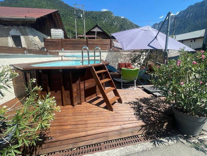 Location de vacances pour 4 personnes, avec terrasse et vue ainsi que jardin et piscine, animaux acceptés à Vacheresse - 3