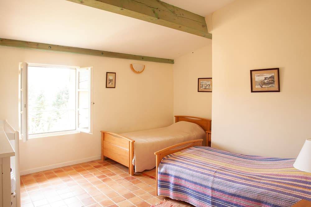 Beautiful manor with swimming pool and orchard facing the Provençal Colorado in Rustrel, Parque natural regional del Luberon