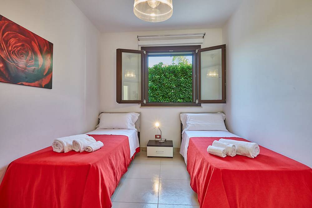 Elegant family villa,big heated pool,400 mt. to the sea, garden, bbq,free wi-fi. in Ragusa, Ragusa Province