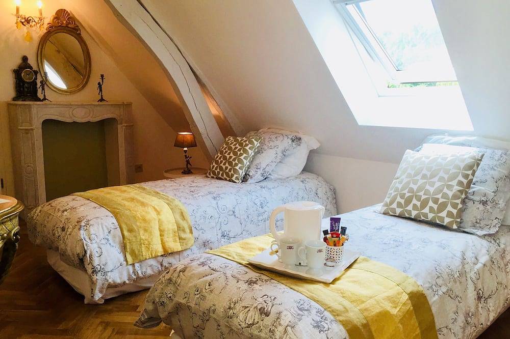 Sarah Room: Maison Elincourt B&B/ Bed and Breakfast and Spa + breakfast + Spa in Élincourt-Sainte-Marguerite, Oise