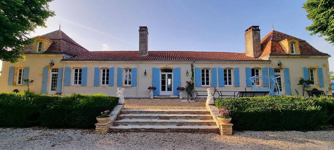 Location de vacances pour 2 personnes, avec Terrasse et Jardin ainsi que Piscine et Vue à Saint-Laurent-des-Vignes