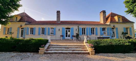 Chambre d’hôte pour 2 personnes, avec terrasse et piscine ainsi que jardin et vue à Saint-Laurent-des-Vignes