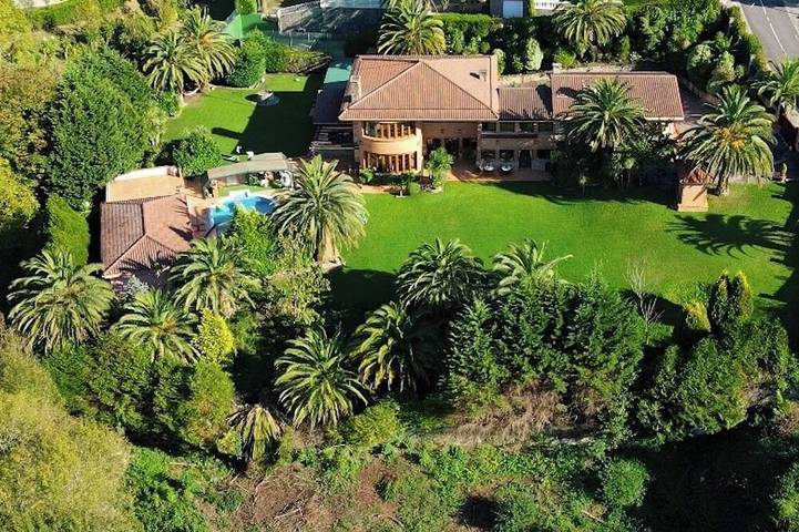 Chalet para 2 personas, con jacuzzi y piscina además de jardín y balcón - 1