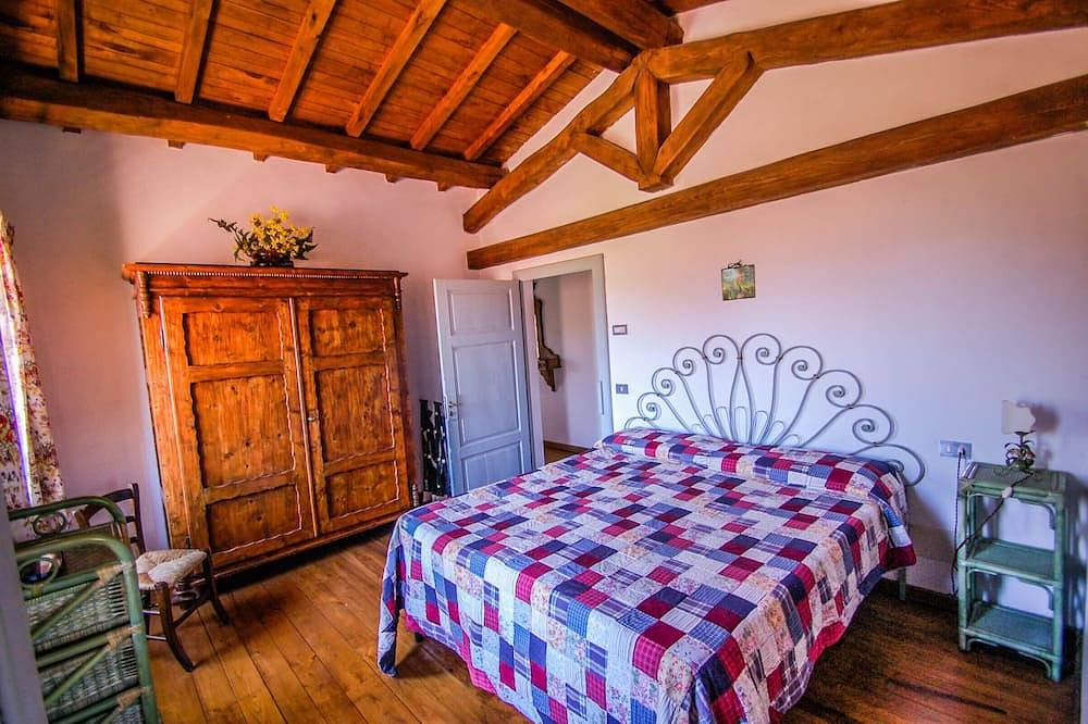House with private pool,panoramic views in northern Tuscany. 4 bedrooms-9 sleeps in Villa Collemandina, Garfagnana