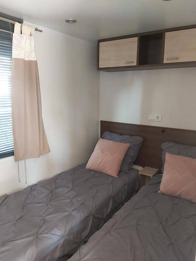 Camping pour 4 personnes, avec piscine ainsi que terrasse et bassin pour enfant, adapté aux familles à Port-la-Nouvelle - 3