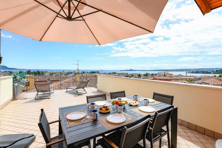 Loft per 6 persone, con terrazza e vista lago, con animali domestici al Lago di Garda