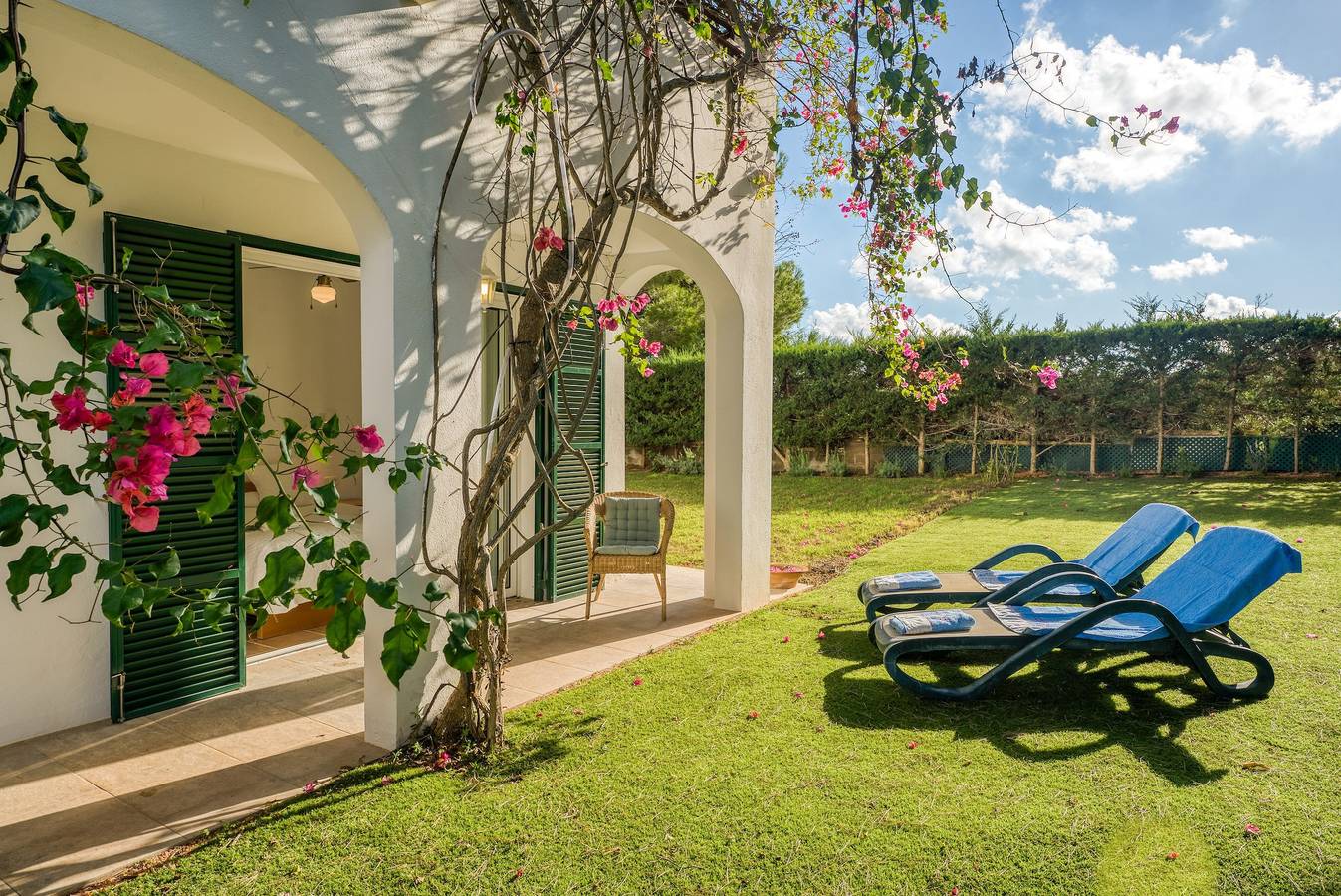 Las Violetas, charmantes Haus mit großem Garten und Swimmingpool, direkt am Strand. in Arenal d'en Castell, Es Mercadal