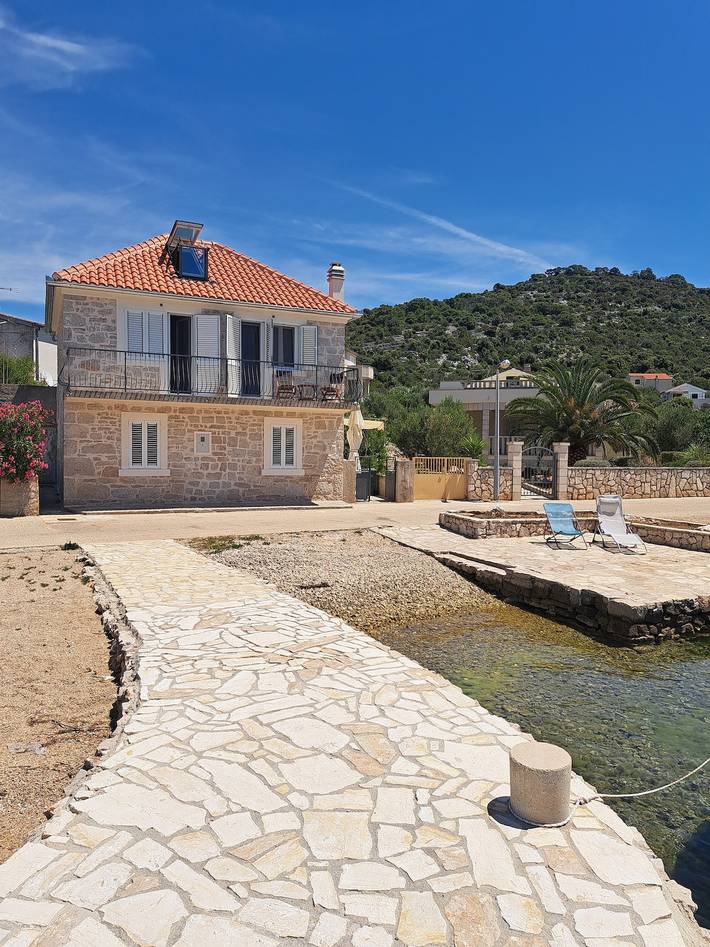 Ferienwohnung für 5 Personen, mit Terrasse und Ausblick in Grad Šibenik