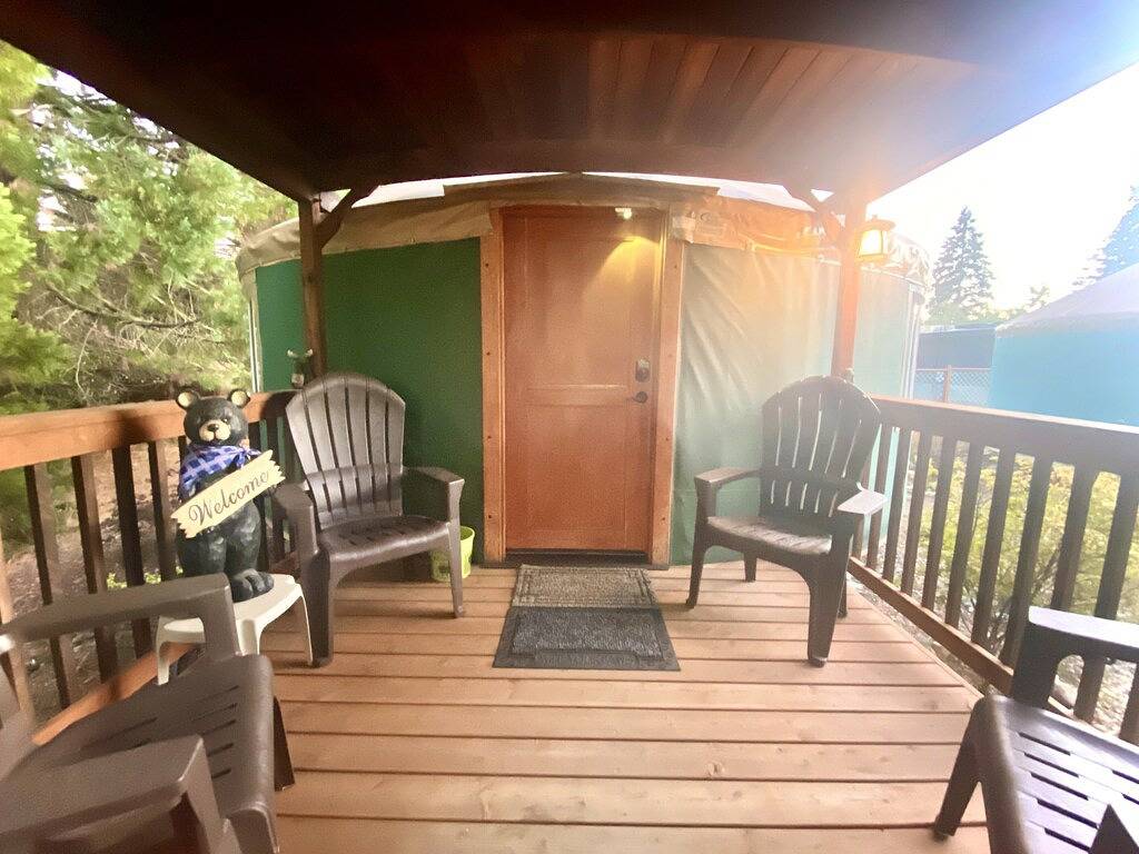 \"Yogi's Den\" ist eine thematische Jurte als Teil eines originalen Yurtel Bed & Breakfast. in Lane County
