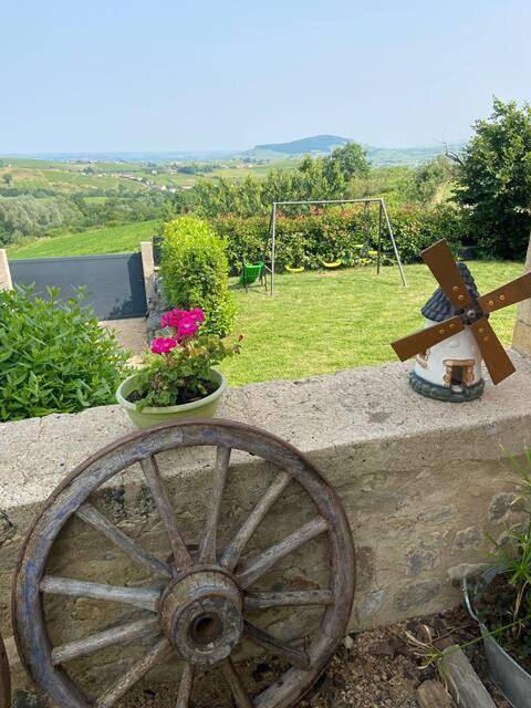 Location de vacances pour 8 personnes, avec vue et balcon, animaux acceptés à Lantignié - 4