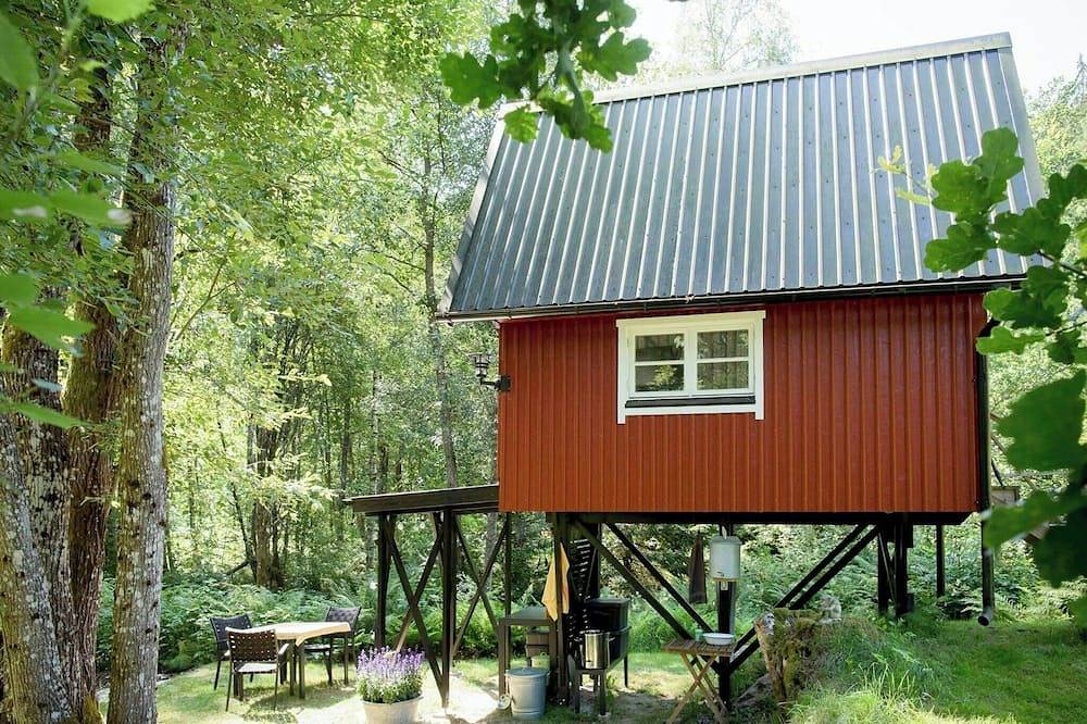 Kleine Hütte mit Außenküche am Waldbach in Lilla Edet, Bohuslän