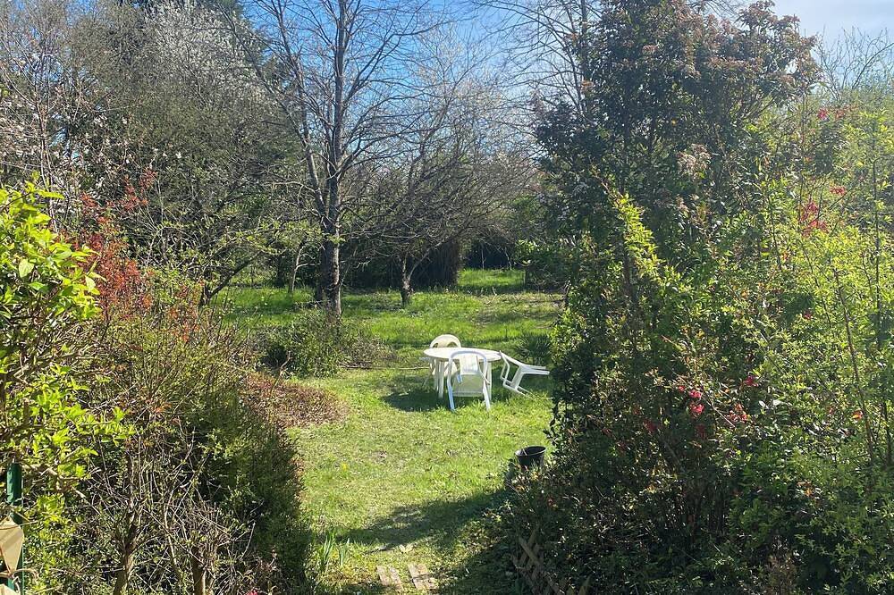 Maison ville/campagne 6 km de Tours, cuisine équipée, jardin, animaux bienvenus. in Fondettes, Région de Tours