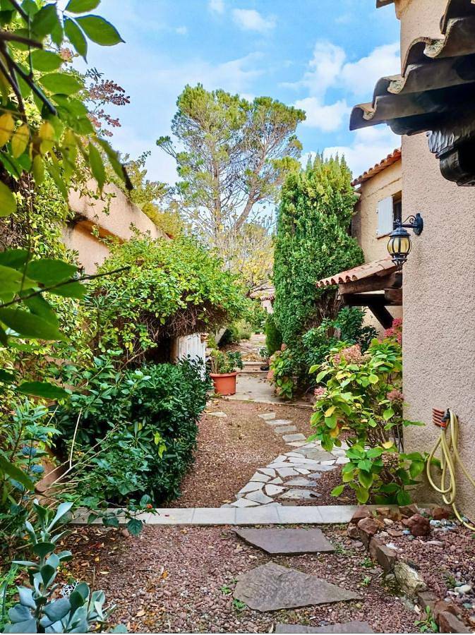 Gîte pour 4 personnes, avec piscine ainsi que terrasse et vue dans Plage de la Baumette - 3