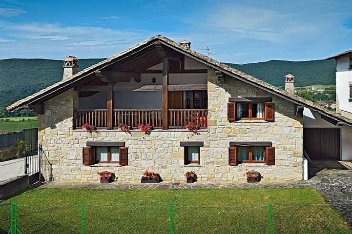 Gîte pour 12 personnes, avec Balcon ainsi que Jacuzzi et Jardin