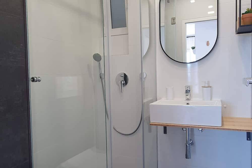 Ganze Wohnung, Beach house Villa Antares middle floor apt.A2 in Pisak, Omis-Riviera