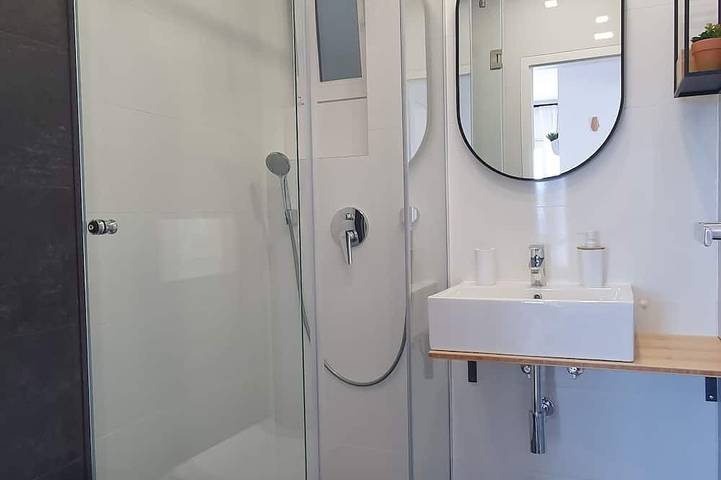 Ganze Wohnung, Beach house Villa Antares middle floor apt.A2 in Pisak, Omis-Riviera