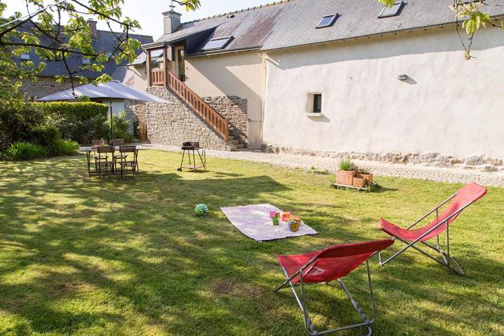 Location de vacances pour 8 personnes, avec jardin à Plédéliac