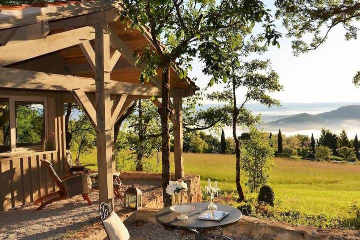 Gîte pour 2 personnes, avec Jacuzzi et Terrasse ainsi que Jardin et Piscine