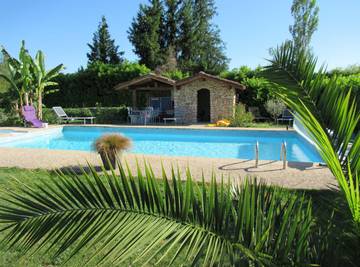 Gîte pour 8 personnes, avec jardin ainsi que piscine et terrasse à Bourdeilles