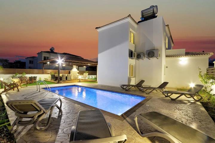 Ferienhaus für 10 Personen, mit Balkon und Whirlpool sowie Terrasse und Garten in Ayia Napa - 3